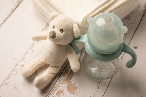 初生儿奶瓶玩偶母婴用品摄影图 st摄影